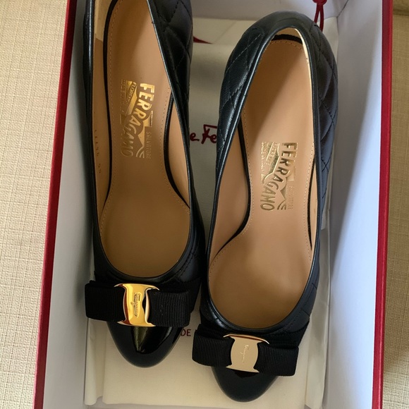 ♥️SOLD♥️ Salvatore Ferragamo Carla Q patent pumps - Picture 11 of 12